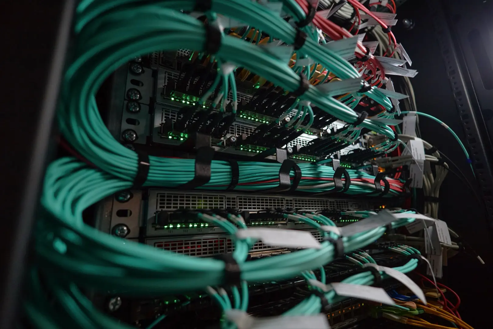 Professionelle Netzwerkverkabelung im Serverschrank